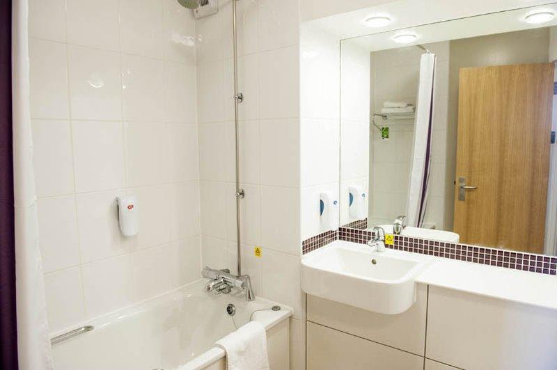 Premier Inn Glasgow Bearsden Exteriör bild