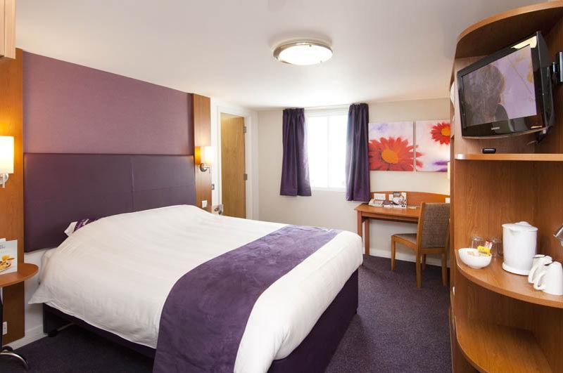Premier Inn Glasgow Bearsden Exteriör bild