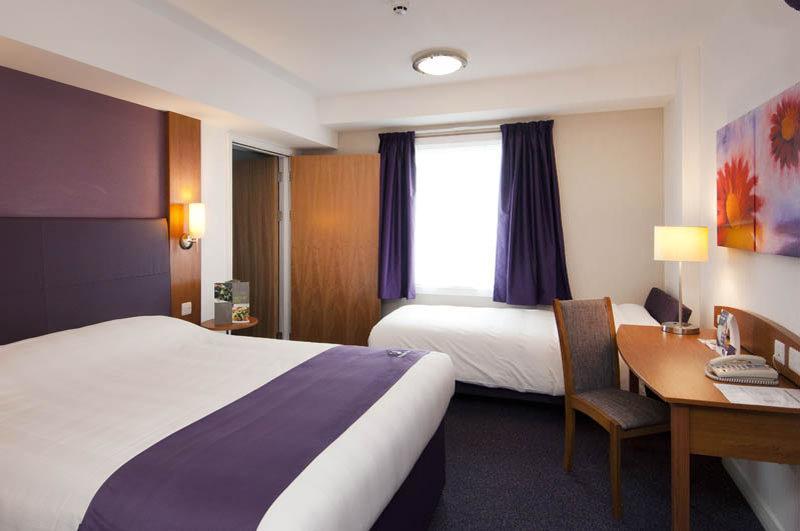 Premier Inn Glasgow Bearsden Exteriör bild